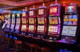 Pemuda menikmati permainan slot online di pwvip4d